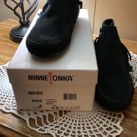Minnetonka booties, size 7.5 - Picture 7 of 7